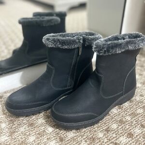 Khombu Black Winter Boots with Gray Fur Trim